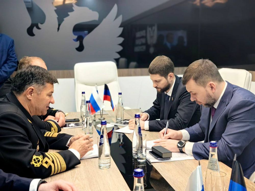 Александр Волошин: Вместе с Главой Донецкой Народной Республики Денисом Пушилиным (@PushilinDenis) на полях Петербургского...