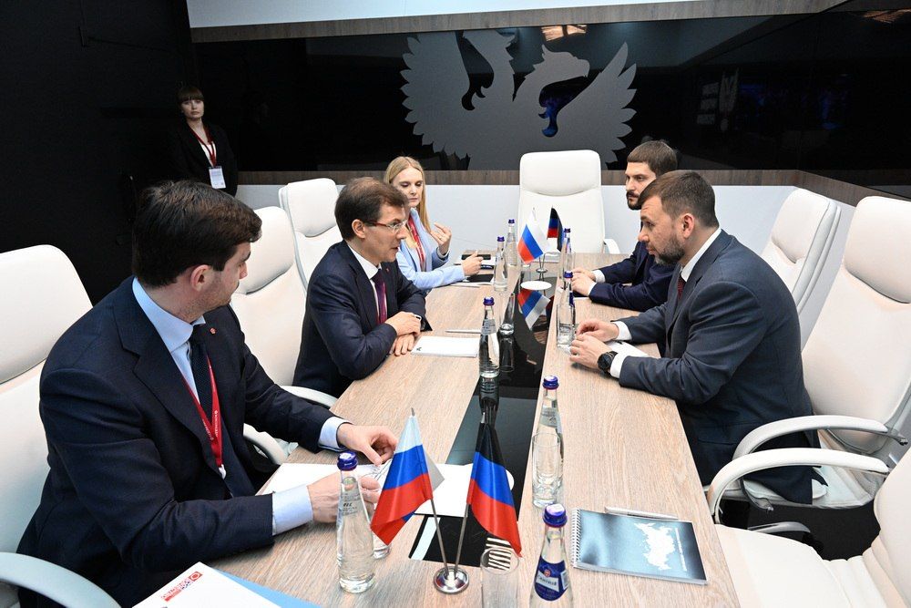 6 июня Глава ДНР Денис Пушилин и руководитель автономной некоммерческой организации «Российская система качества» Максим Протасов подписали Соглашение о сотрудничестве между ДНР и Роскачеством