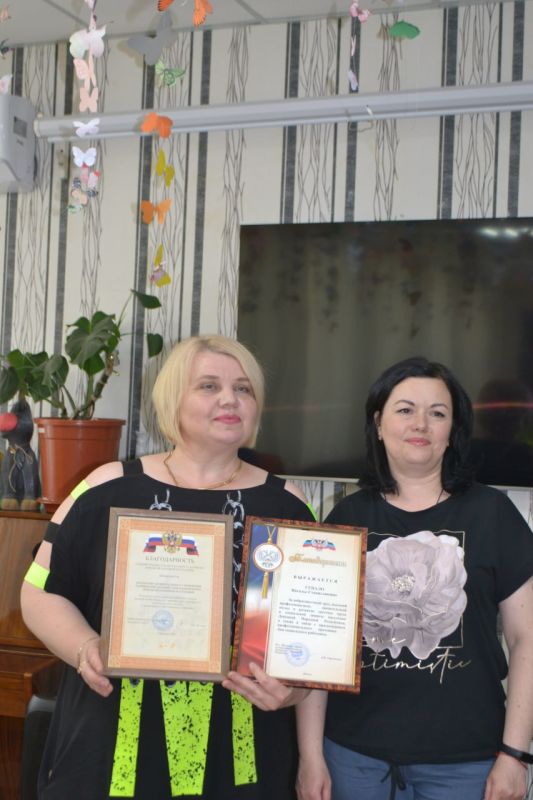 Сегодня, 7 июня председатель Совета женщин Харцызска Виктория Рогожина поздравила сотрудников КУ «Харцызский детский социальный центр» Донецкой Народной Республики с днем социального работника