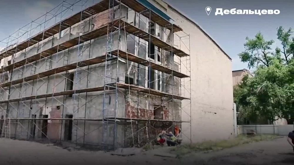 Борис Рожин: В Дебальцево, над которым шефствует Хабаровский край, открыли обновленную школу, детский сад и МФЦ