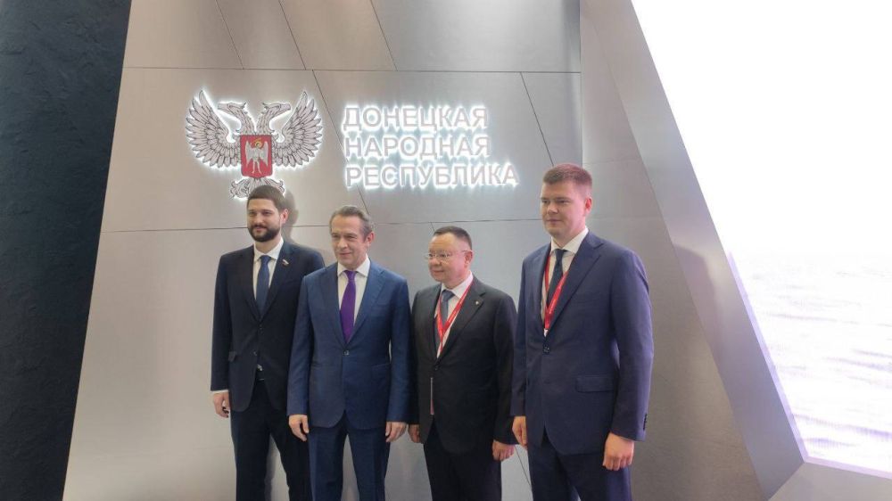 Александр Волошин: Встреча у стенда ДНР с Министром строительства и ЖКХ Иреком Файзуллиным (@minstroyrf) и председателем Союза театральных деятелей РФ, народным артистом России Владимиром Машковым