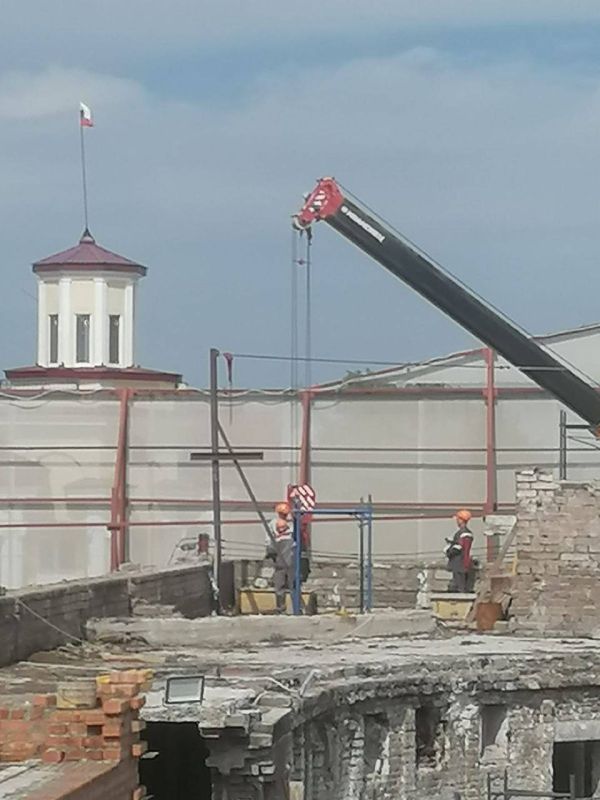 В Мариуполе продолжается интенсивное строительство Драмтеатра разрушенного укронацистами в 2022 году