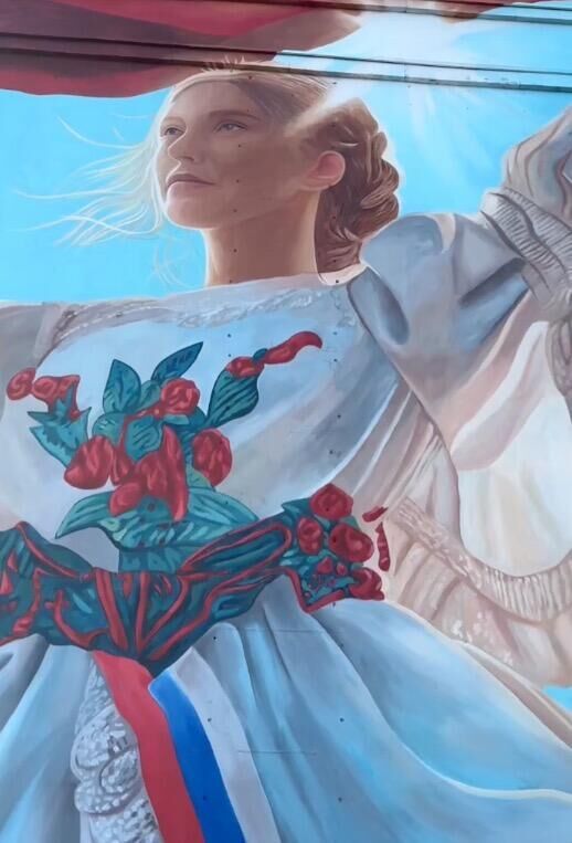 В Донецка появился посвященный Дню России мурал "Дончанка" с цитатой Путина