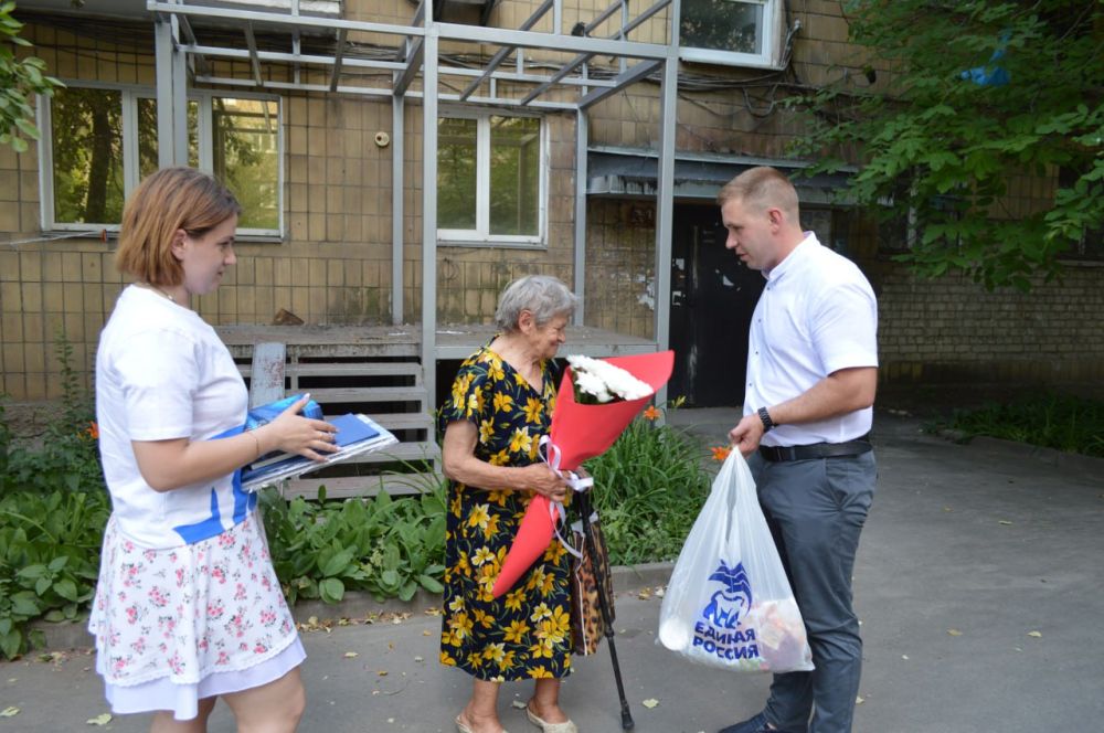 Добрая традиция «Единой России» — поздравлять в день рождения старейшин партии
