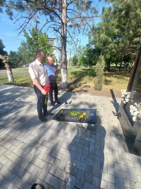 Депутаты Волновахского муниципального округа возложили цветы к памятнику воинам, погибшим при освобождении Волновахи