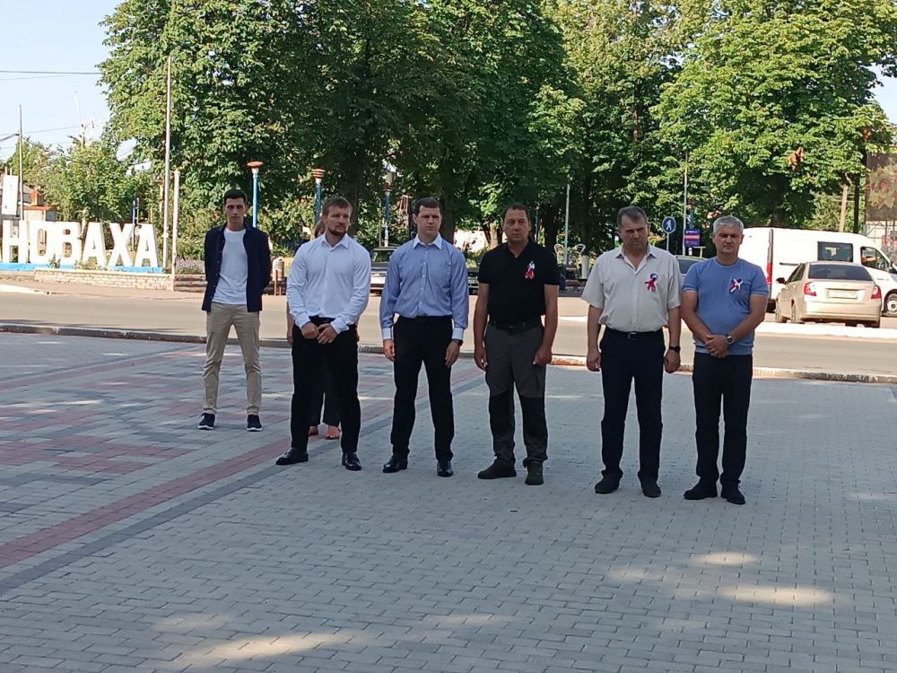 Константин Зинченко: Совместно со своей командой и спецпредставителем губернатора Ямала Александром Кусенко, председателем Волновахского муниципального совета Таймуразом Арсоевым возложил цветы к памятнику Героя России и ДНР Владимира Жоги