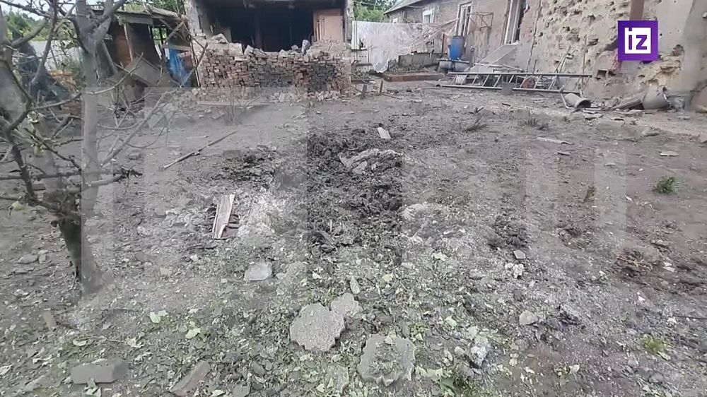 "Крупные осколки прошли по всей стене дома": пожилая семейная пара погибла в результате прилета 155 мм украинского снаряда в Петровском района Донецка