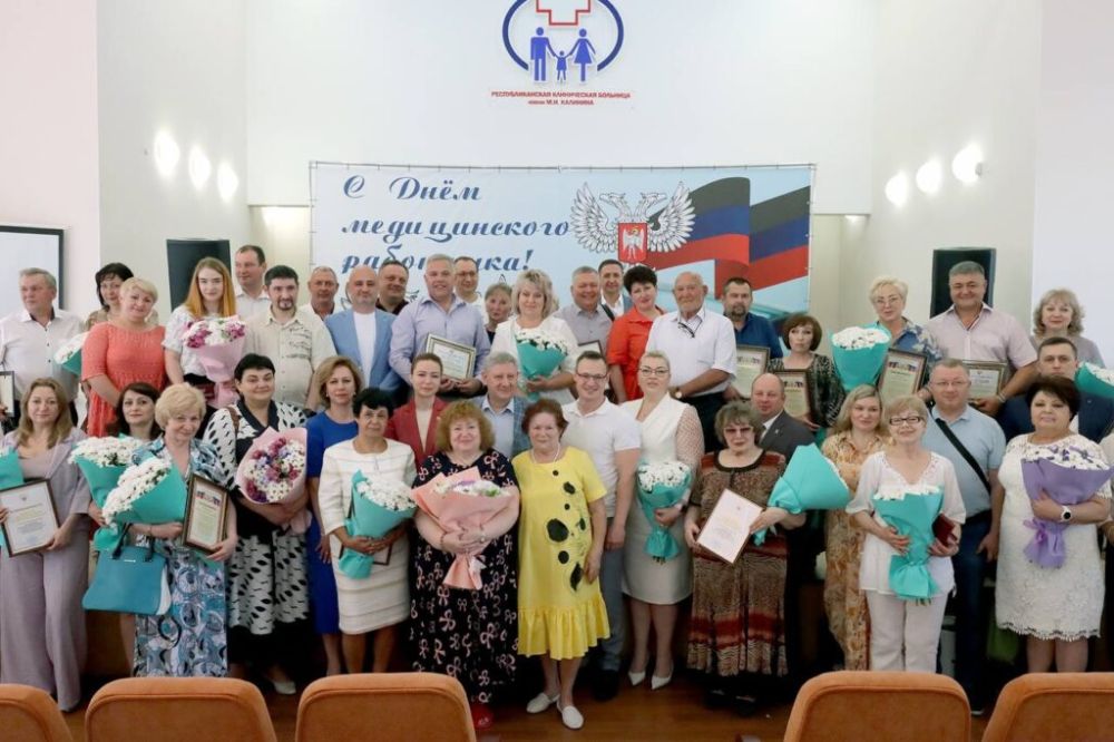 В преддверии профессионального праздника члены Правительства поздравили республиканских медиков