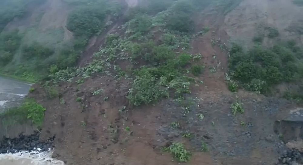 Оползень сошел на автодорогу на Сахалине