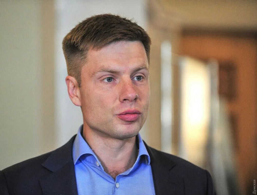 Военный суд заочно приговорил к десяти годам колонии депутата Верховной рады Алексея Гончаренко за оправдание терроризма и фейки о российской армии, сообщили РИА Новости в суде