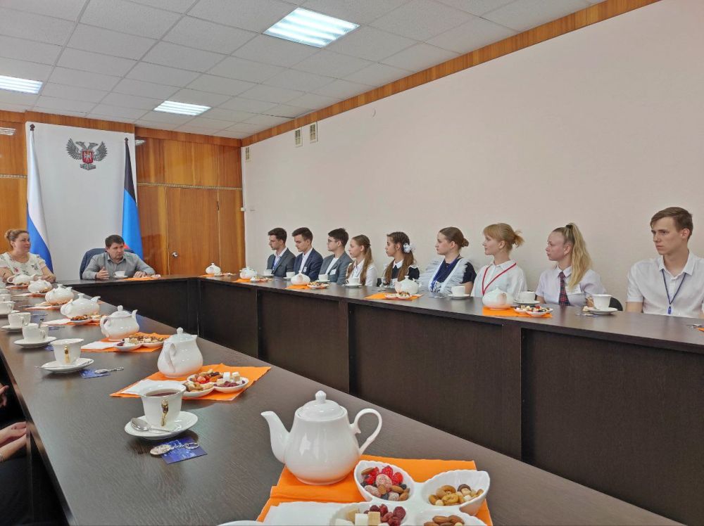 Владислав Ключаров: Сегодня в неформальной обстановке, за чашечкой чая, встретился с выпускниками школ