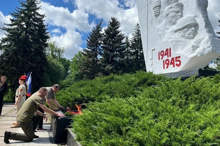 «Память о героях навсегда останется в наших сердцах»: 22 июня в городах ДНР провели траурные мероприятия