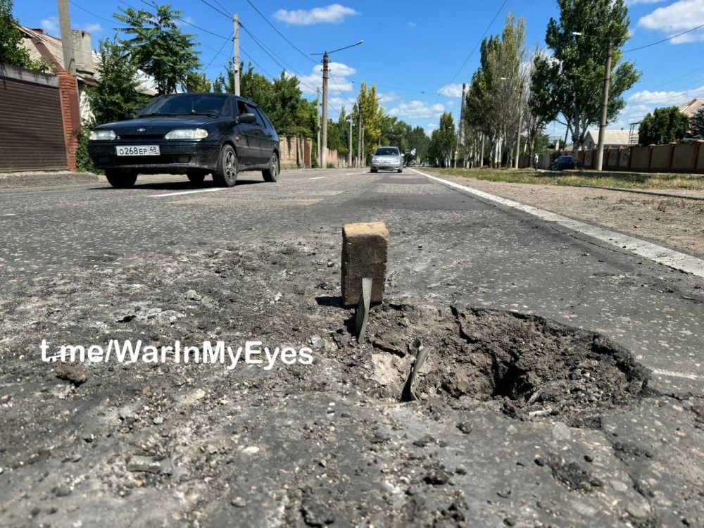 Борис Рожин: Последствия прилета ракеты РСЗО JROF-HEF ( Словакия ) в Ленинском районе Донецка, между Боссе и Радугой