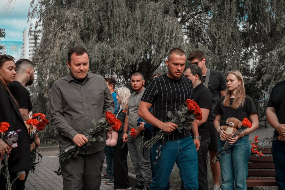 В Донецке почтили память погибших при вражеском обстреле пляжа в Севастополе