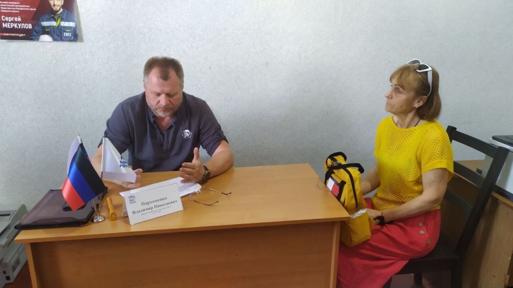 В общественной приемной ВПП «Единая Россия» в городе Углегорске провел личный прием граждан депутат Енакиевского городского совета Пархоменко Владимир Николаевич