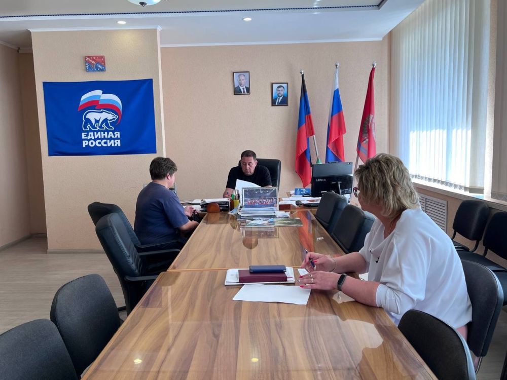 Сегодня, 26 июня , глава муниципального образования Волновахский муниципальный округ ДНР, Константин Зинченко провел прием граждан совместно с представителями профильных управлений и отделов администрации Волновахского муниципального округа