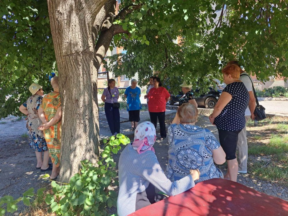 Сегодня, 27 июня, начальник Комсомольского территориального управления Администрации Старобешевского муниципального округа Людмила Морщ провела встречу с населением в городе Комсомольское