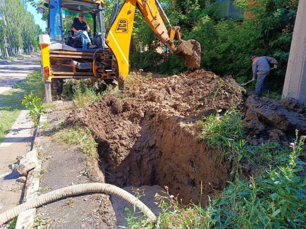Василий Ткачук: Сегодня, 27 июня, силами водопроводно-канализационной службы № 6 (Калининский район) Филиала "Донецкое ПУВКХ" ГУП ДНР "Вода Донбасса"" ведутся ремонтные работы на сетях водоснабжения д-400 мм по адресу: ул. раснодонская, 70