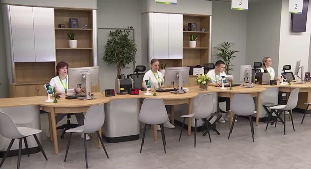 Александр Волошин: Сегодня Глава ДНР Денис Пушилин (@PushilinDenis) вместе с заместителем председателя Правления Сбербанка Станиславом Кузнецовым принимали участие в открытии первого отделения Сбербанка в Республике