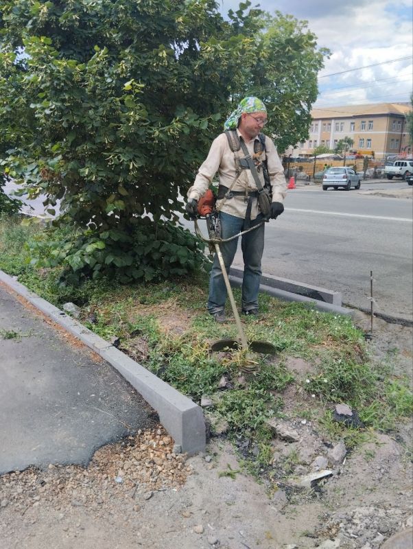 Василий Ткачук: Сегодня, 28 июня, сотрудники МУП АГД "Управляющая компания Калининского района г.Донецка" и МУП АГД "ЗЕЛЕНСТРОЙ КАЛИНИНСКОГО РАЙОНА" продолжают проведение работ по покосу травы на балансовых территориях