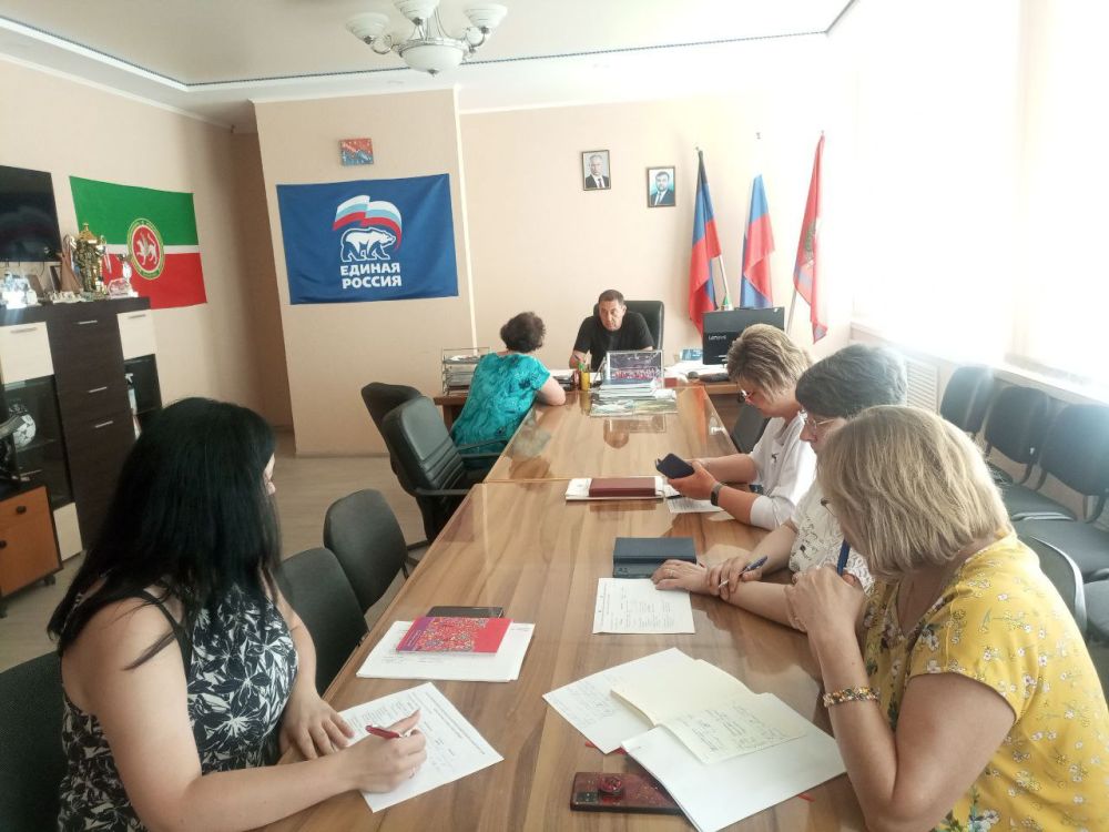 Константин Зинченко: На сегодняшнем приеме граждан дал подробные разъяснения на вопросы об аренде земли, восстановлении жилья и другие