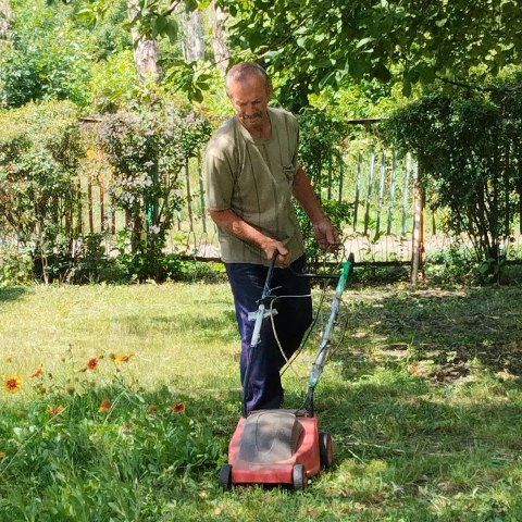 Владислав Ключаров: Усилили работу по покосу сорных трав и уборке территории в Макеевке субботниками