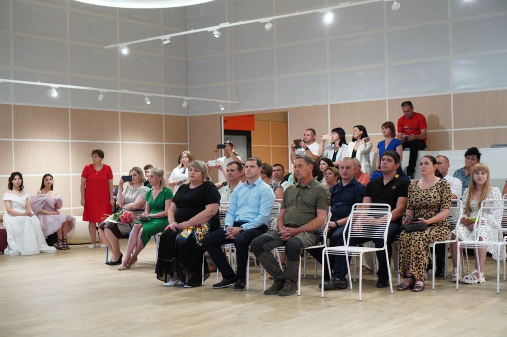 Константин Зинченко: Поздравил одиннадцатиклассников Волновахского муниципального округа с успешным окончанием школы!