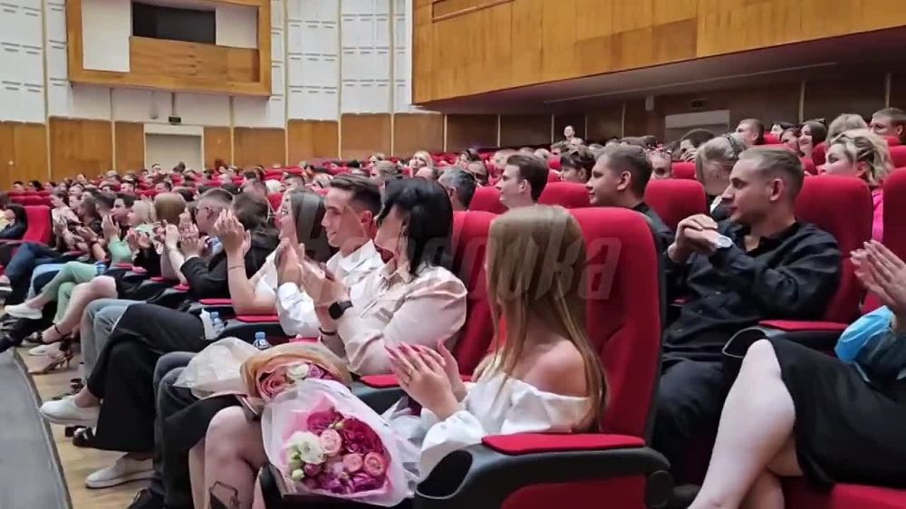 «Поощрить, наградить, отметить за их труд»: в честь Дня молодежи юношей и девушек из ДНР наградили грамотами — в Мариуполе для них прошел торжественный концерт