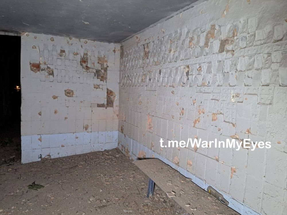 Борис Рожин: 18+. Последствия обстрела Петровского района Донецка, ул. оржомная. Прилет 155 мм снаряда, в проезжающей машине погибла женщина, еще 3 человека получили тяжелые ранения