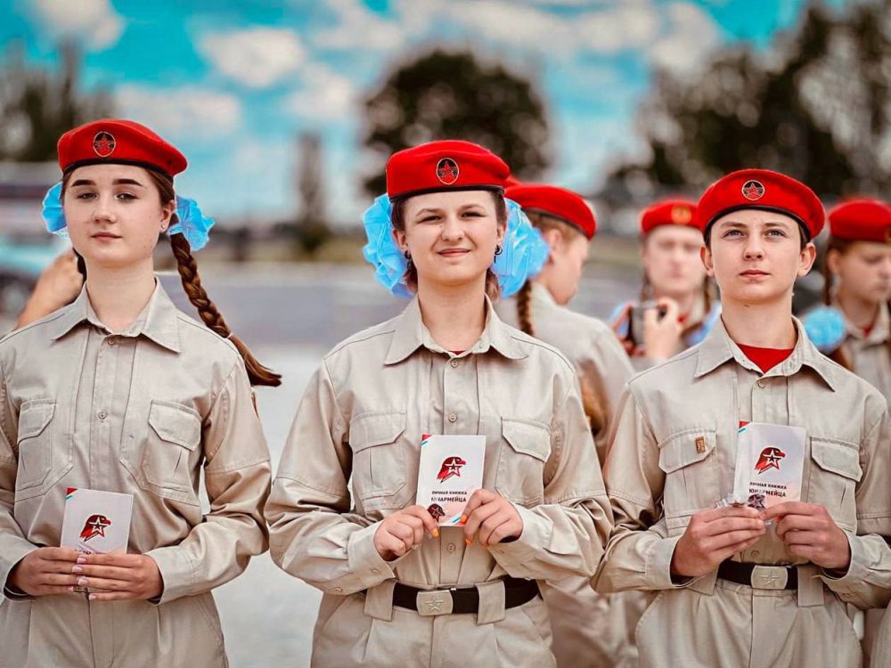 300 юнармейцев приняли присягу на Саур-Могиле