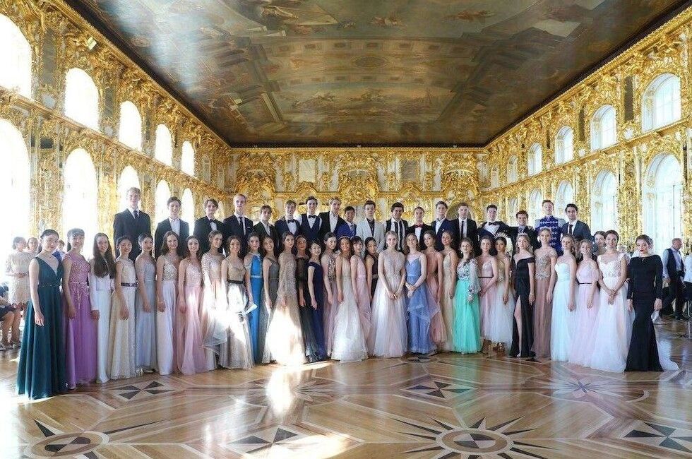 Мариупольские выпускники посетят бал медалистов в Санкт-Петербурге