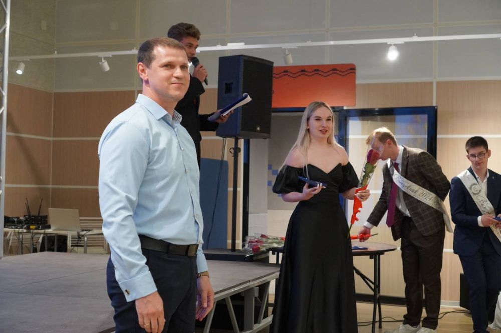 Спецпред губернатора Ямала вручил серебряные медали выпускникам