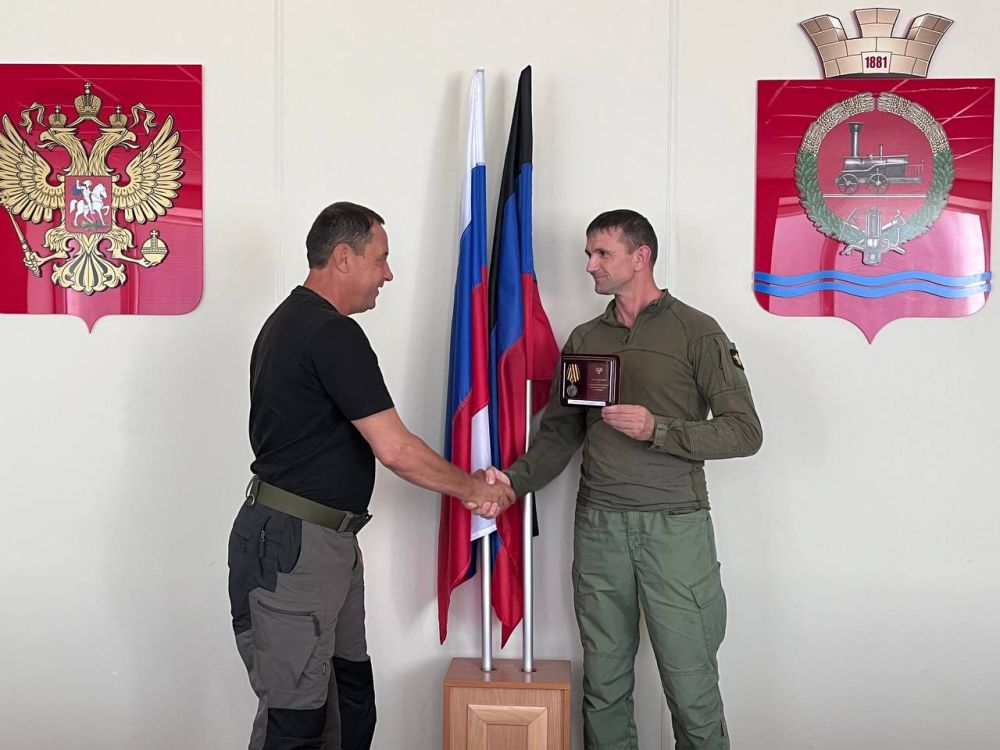 Константин Зинченко: С большой гордостью вручил Медаль "За храбрость" IV степени Сергею Дяйкину!