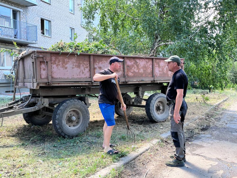 Константин Зинченко: В рамках поручения Главы ДНР Дениса Пушилина продолжаю держать на контроле вопрос с вывозом сухих веток деревьев и покосом сорных и карантинных трав
