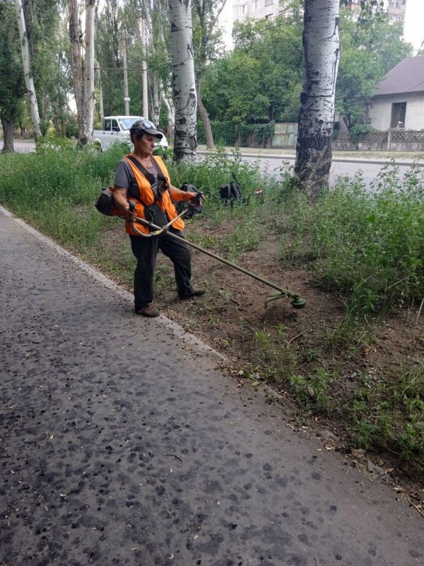 Василий Ткачук: Сегодня, 2 июля, сотрудниками МУП АГД "Управляющая компания Калининского района г.Донецка" и МУП АГД "ЗЕЛЕНСТРОЙ КАЛИНИНСКОГО РАЙОНА" проводятся работы по покосу травы на балансовых территориях