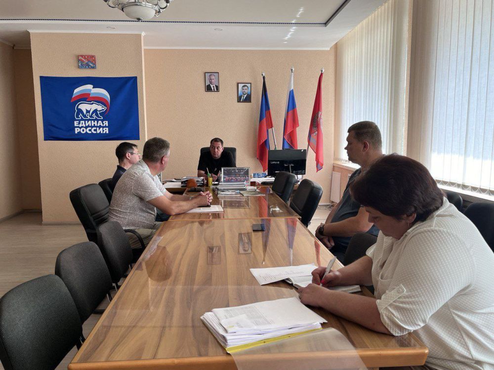 Константин Зинченко: Провел совещание с заместителем генерального директора по капитальному строительству ГУП ДНР "Вода Донбасса" и директором филиала Волновахского ПУВКХ ГУП ДНР «Вода Донбасса"