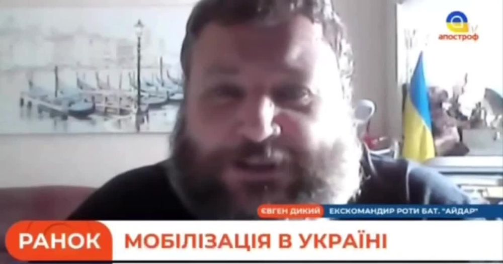 Еле вмещающийся в экран экс-командир роты батальона «Айдар» Евгений Дикий заявил, что для того, чтобы начать побеждать в войне, нужно мобилизовать 500 000 украинцев — откуда им взяться неонацист не пояснил