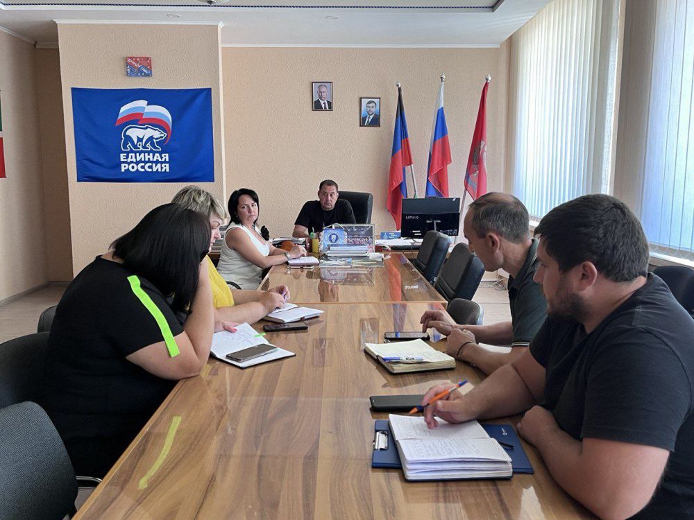 Константин Зинченко: Совместно с представителями профильных управлений и отделов администрации Волновахского муниципального округа обсудили работу молодежных движений