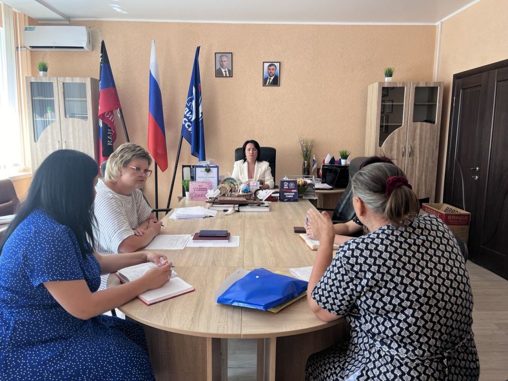 Юлечке из Новоалексеевки привезли столик для учебы