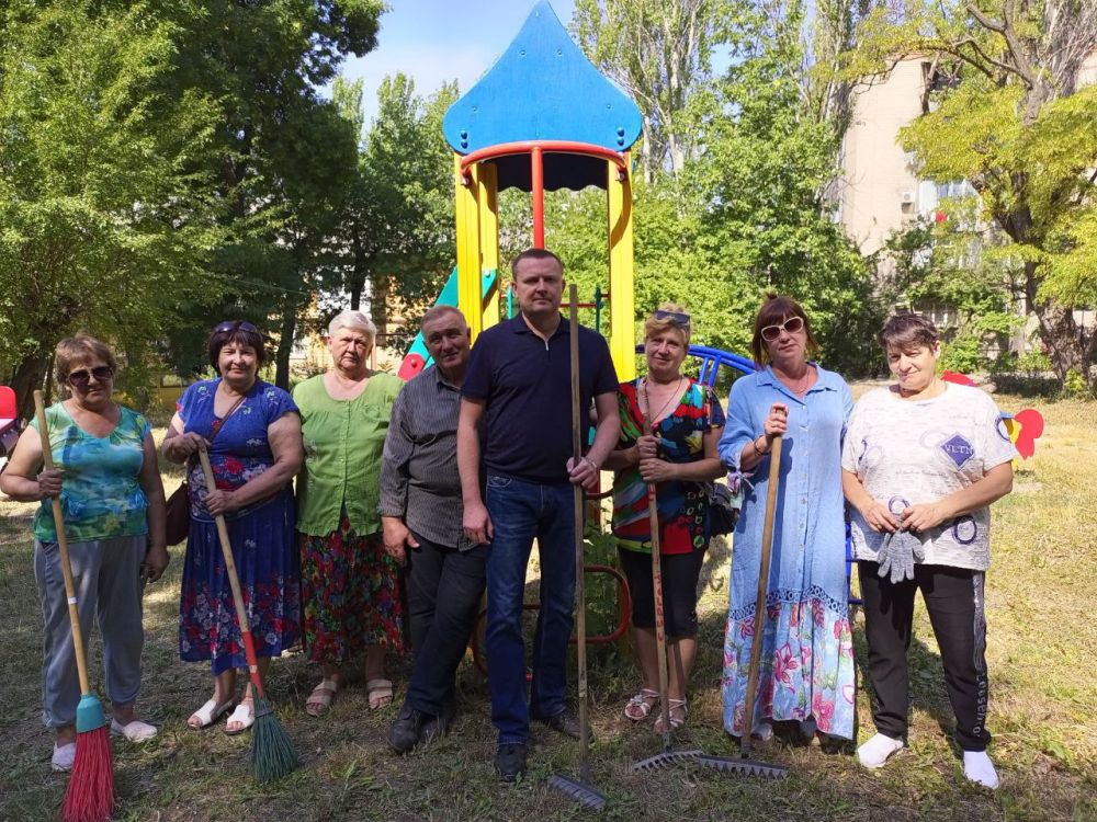 Василий Ткачук: Сегодня, 4 июля, сотрудники Управы Калининского внутригородского района г.Донецка провели "Чистый четверг" на придомовой территории жилого дома 79 по бул