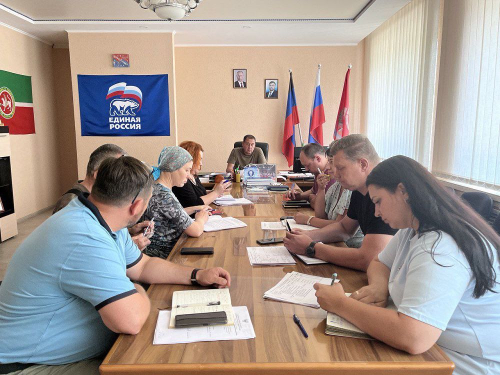 Константин Зинченко: В четверг, 4 июня, провел совещание с директором МУП "Райкоммунхоз" и сотрудниками профильных управлений и отделов администрации Волновахского МО