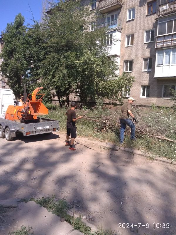 Василий Ткачук: Сегодня силами МУП АГД "Управляющая компания Калининского района г.Донецка" проводились работы по уборке и переработке в щепу ветвей деревьев на придомовых территориях домов №108 и №110 по улице Краснофлотской