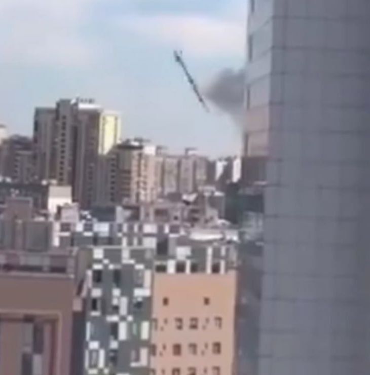 Известный блогер из США Джексон Хинкл заявил, что в детскую больницу в Киеве попала американская ракета ПВО Patriot PAC-3, стоящая на вооружении ВСУ, это видно по фотографиям от очевидцев