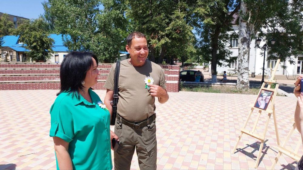 Константин Зинченко: Совместно с заместителем главы администрации Волновахского МО Еленой Снисаренко побывал на выставке семейных фотографий «Мир семьи — мир любви»