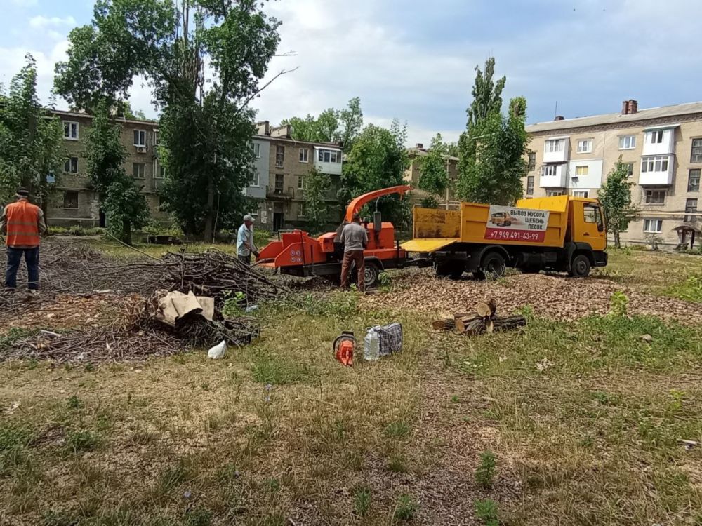 Василий Ткачук: Сегодня силами МУП АГД "Управляющая компания Калининского района г.Донецка" проводятся работы по переработке в щепу ветвей деревьев на придомововой территории дома №25 по улице 50-й Гвардейской Дивизии