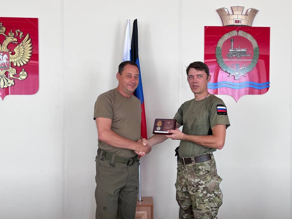 Константин Зинченко: По поручению Главы ДНР Дениса Пушилина вручил Медаль "За храбрость" IV степени Роману Бессолаеву и Михаилу Котляревскому!