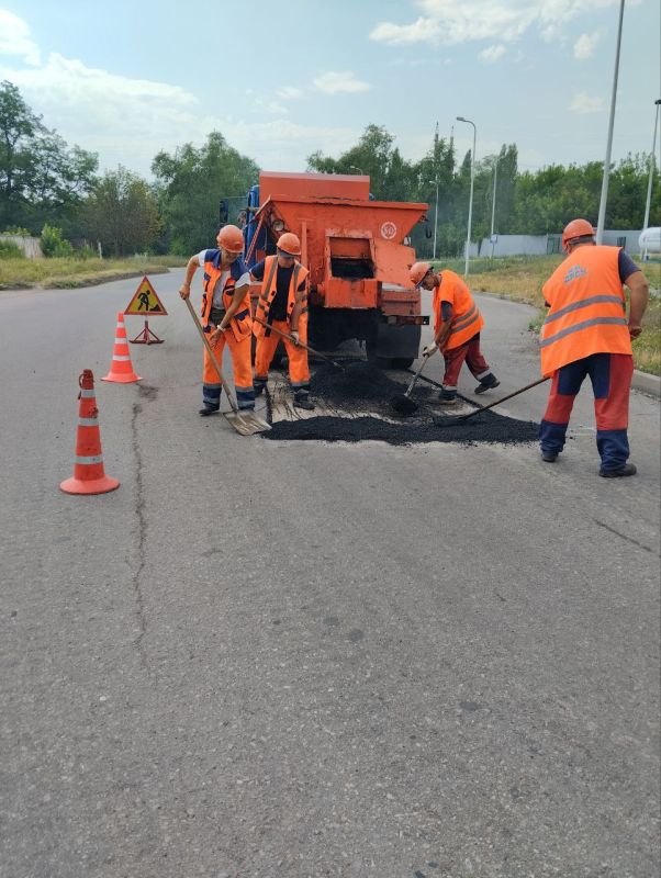 Василий Ткачук: Силами МУП АГД «Дорожного ремонтно-строительного управления» продолжаются работы по текущему ремонту асфальтового покрытия дорожного полотна по улице Левобережная в Калининском внутригородском районе города Донецка