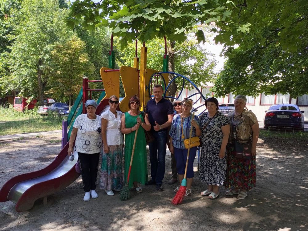 Василий Ткачук: Сегодня, 11 июля, сотрудники Управы Калининского внутригородского района города Донецка провели "Чистый четверг" на детской площадке во дворе жилого дома 107 по бульвару Шевченко