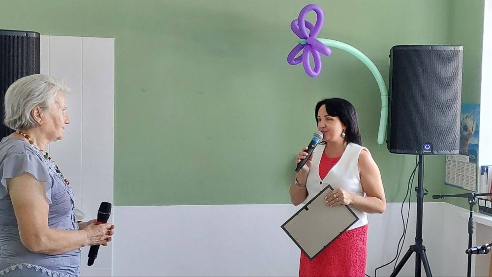 Гордимся и благодарим!. Заместитель главы администрации Волновахского МО Елена Снисаренко передала Благодарность от главы...