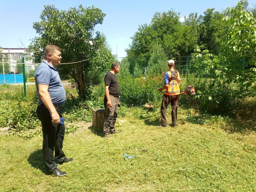 Константин Зинченко: Специалисты МУП "Райкоммунхоз" продолжают покос сорных и карантинных трав